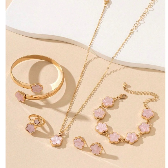 Luxe Gold Tone Flower Necklace Ring Jewelry Set - Picture 6 of 6